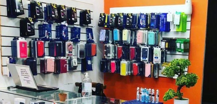 Pared de fundas y vitrinas con accesorios dentro del local Electronic