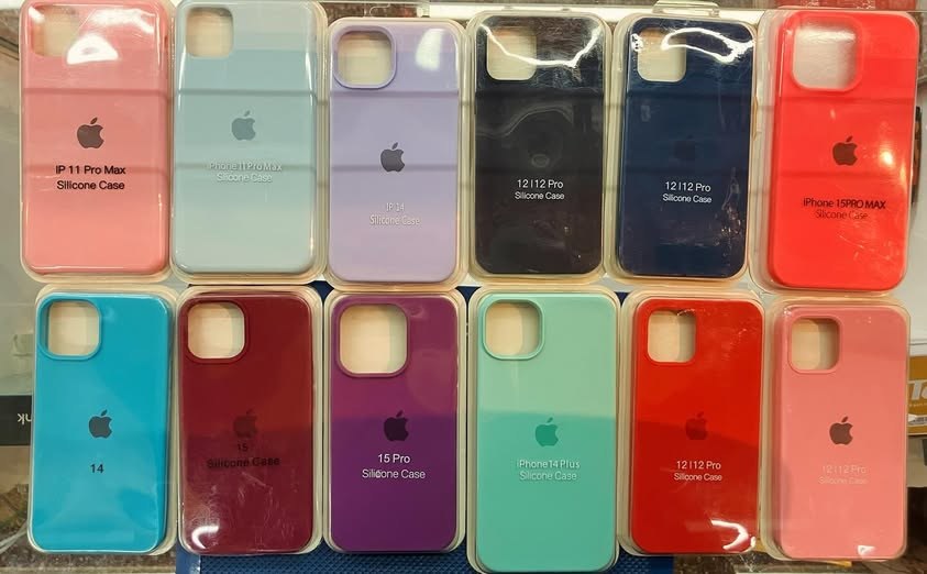 Fundas para celulares de distintos colores en exhibición