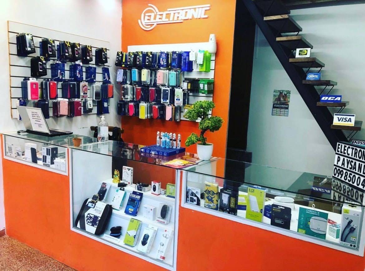 Interior del local Electronic con fundas en la pared y accesorios en las vitrinas